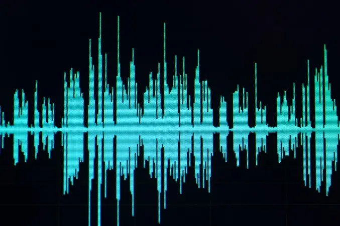 Tela de computador em formato horizontal exibindo waveform de áudio em software de edição, com composição ampla e moderna, representando produção de áudio para URA e espera telefônica empresarial.